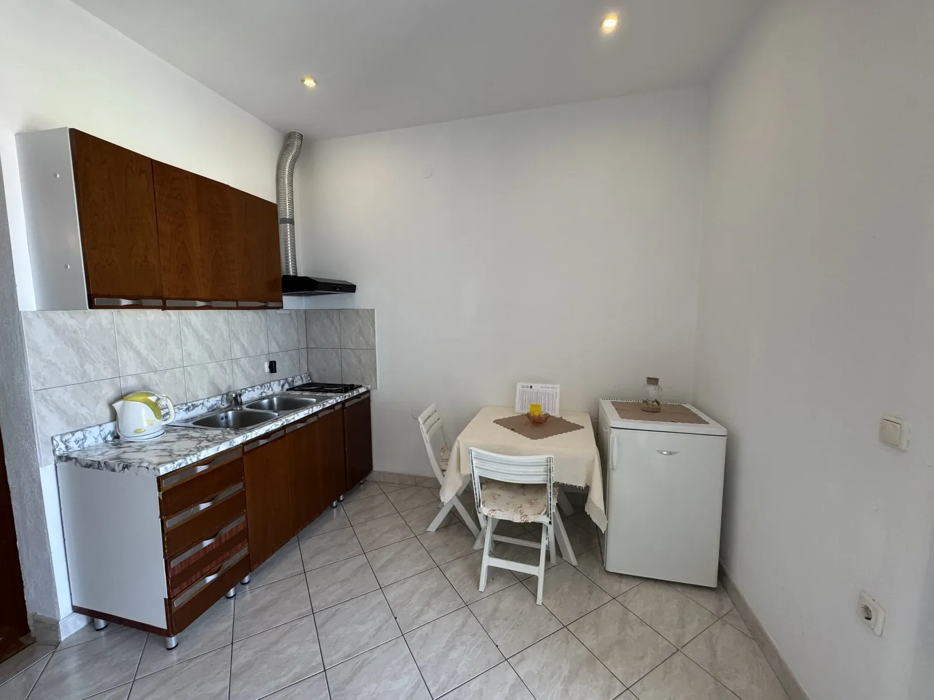 kuhinja-u-apartmanu-jovic