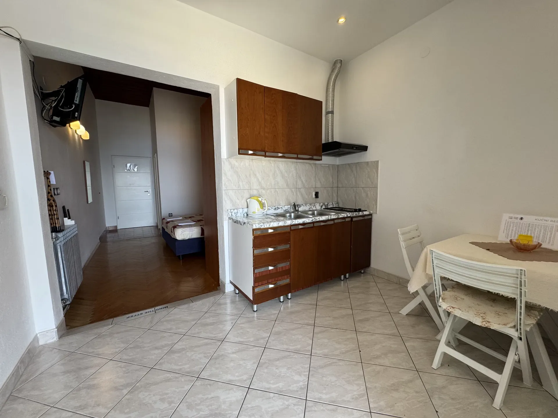 kuhinja-u-apartmanu-jovic