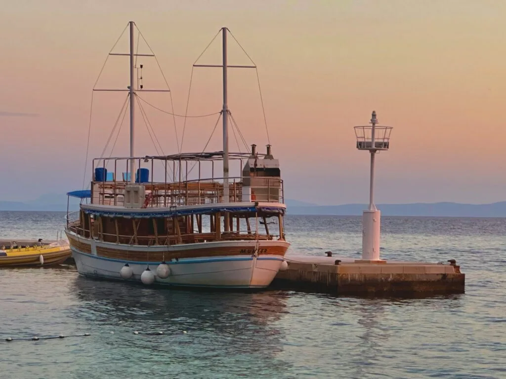 brod-u-luci-apartmani-jovic-brela